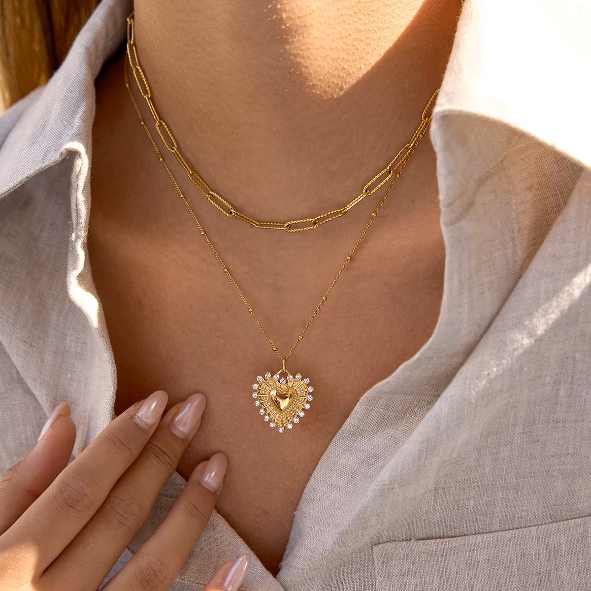 Detail paprskového reliéfu srdce Golden Sun Heart